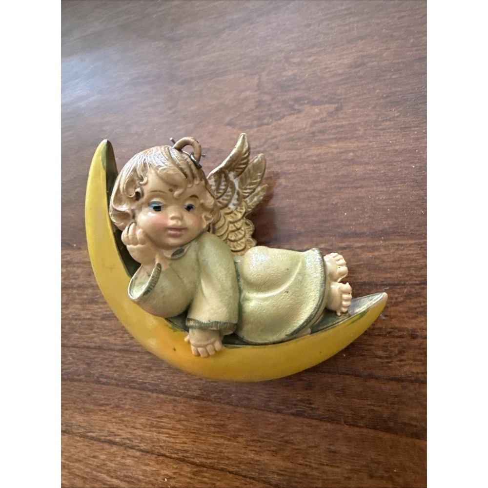 Vtg Sleepy Baby Angel in Crescent Moon Christmas Ornament Made in‎ Italy Resin
